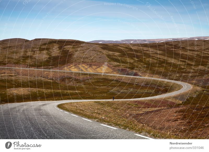 Dynamik Ferien & Urlaub & Reisen Ferne Freiheit Fahrradtour Sommer Berge u. Gebirge Fahrradfahren Landschaft Schönes Wetter Hügel Felsen Verkehr Straße