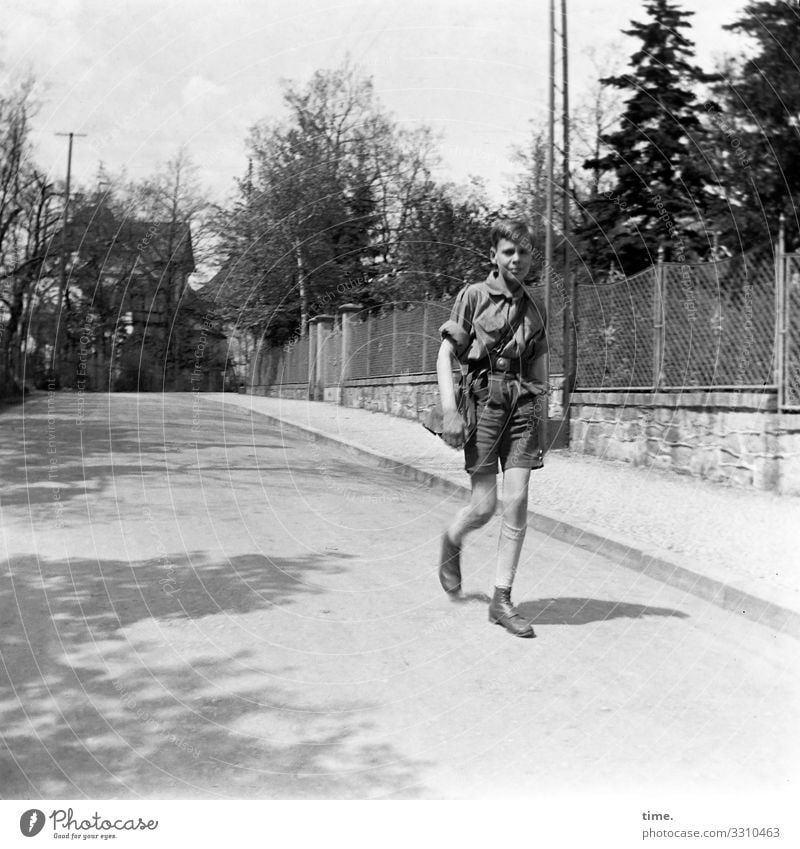 Schulweg Strommast maskulin Junge 1 Mensch Sommer Schönes Wetter Baum Haus Mauer Wand Straße Wege & Pfade Bürgersteig Hemd Hose Tasche kurzhaarig Zaun