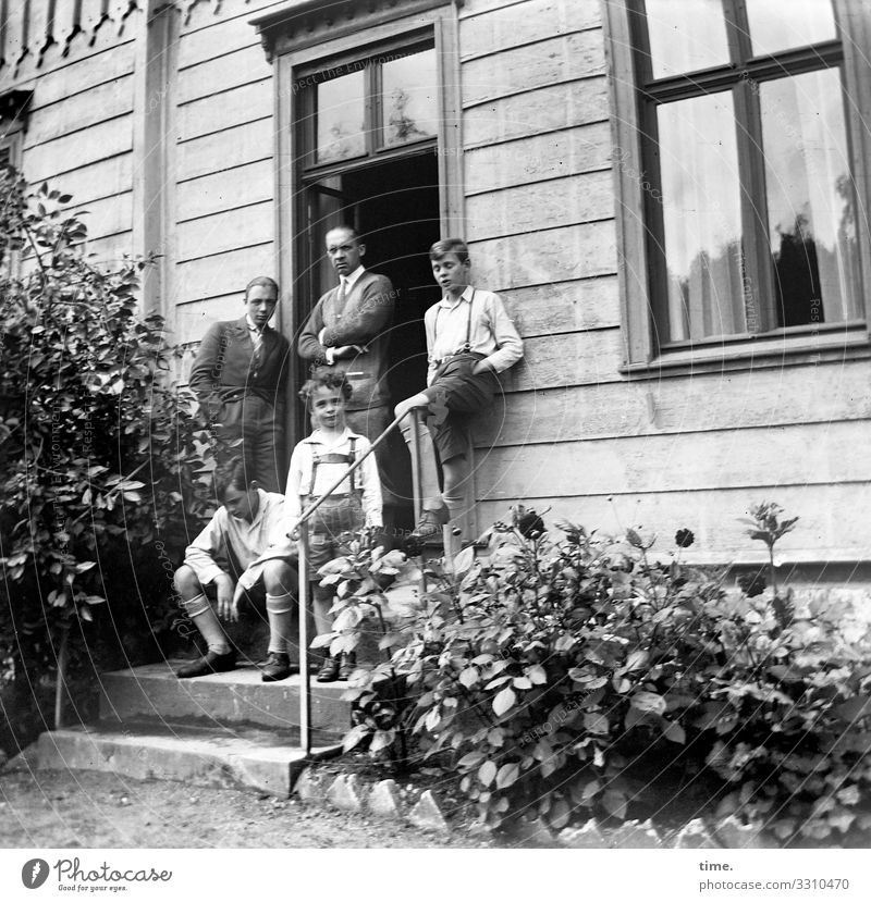 Vater mit Söhnen maskulin Junge Mann Erwachsene Geschwister Bruder 5 Mensch Blume Blumenbeet Haus Mauer Wand Treppe Fassade Fenster Tür Treppengeländer Hose