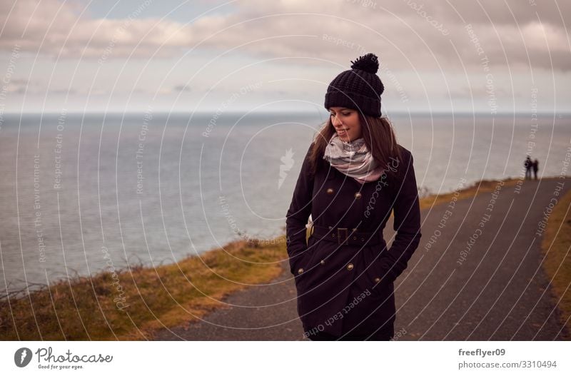 Porträt einer jungen Frau im Winter beim Spaziergang am Meer Lifestyle elegant Stil Glück schön Ferien & Urlaub & Reisen Abenteuer Sommer Berge u. Gebirge