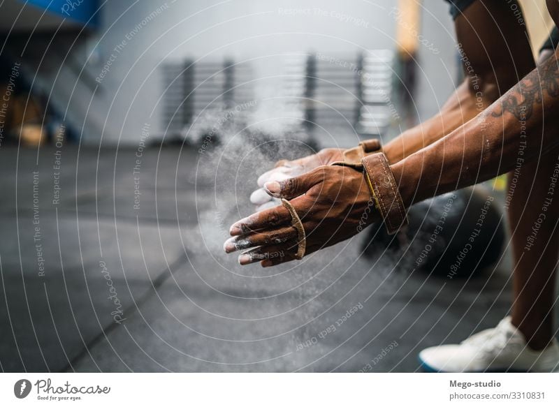 Fitness-Mann, der sich die Hände mit Kreide-Magnesium-Pulver einreibt. Lifestyle Körper Sport Mensch Erwachsene Hand Gebäude muskulös stark schwarz Kraft