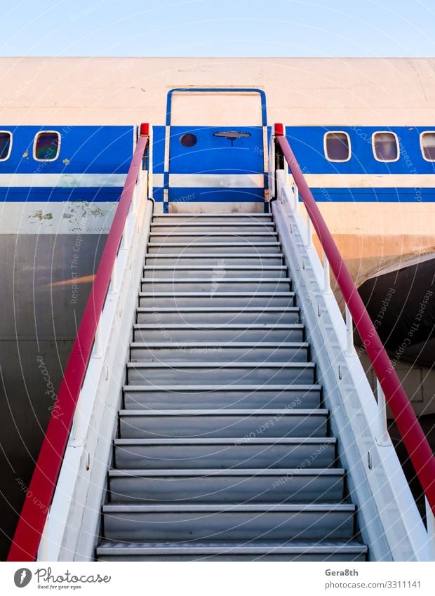 Gangway eines alten Zivilflugzeuges Ferien & Urlaub & Reisen Luftverkehr Verkehr Bullauge Flugzeug Passagierflugzeug Metall Stahl retro Geschwindigkeit blau rot