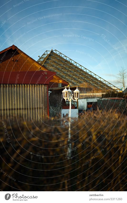 Lärmschutz am Flufghafen Tegel Haus Dach Dachgiebel Gartenhaus Schrebergarten Pyramide Lampe Laterne Straßenbeleuchtung Hecke Fassade Krach Schirm abgeschirmt