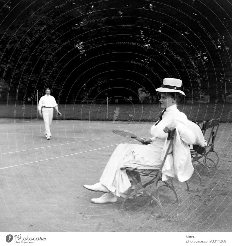 Neues vom Spocht (1) Stil Freizeit & Hobby Sport Tennis Bank Zaun Sportstätten Tennisplatz maskulin feminin Frau Erwachsene Mann 2 Mensch Sand Schönes Wetter