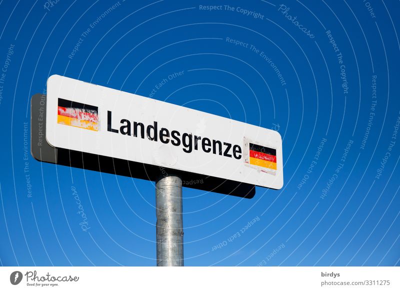 Schild Landesgrenze Deuschland vor blauem Himmel, an einem Füßgängerweg im Grenzgebiet Deutschland - Schweiz Wolkenloser Himmel Klimawandel Schönes Wetter Wärme