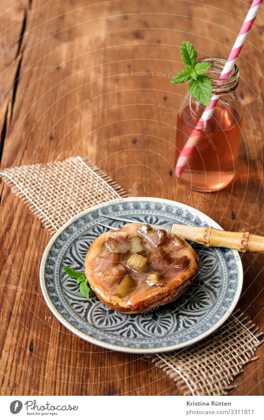 rhabarberrhabarber Frucht Kuchen Dessert Süßwaren Ernährung Kaffeetrinken Getränk Erfrischungsgetränk Limonade Saft Trinkhalm Lifestyle Sommer Frühling lecker