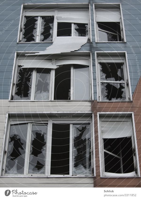 Zerstörte Fassade eines Plattenbaus mit zerbrochenen Fenstern Menschenleer Hochhaus Ruine Bauwerk Gebäude Architektur Wohnplattenbau Mauer Wand bedrohlich Wut