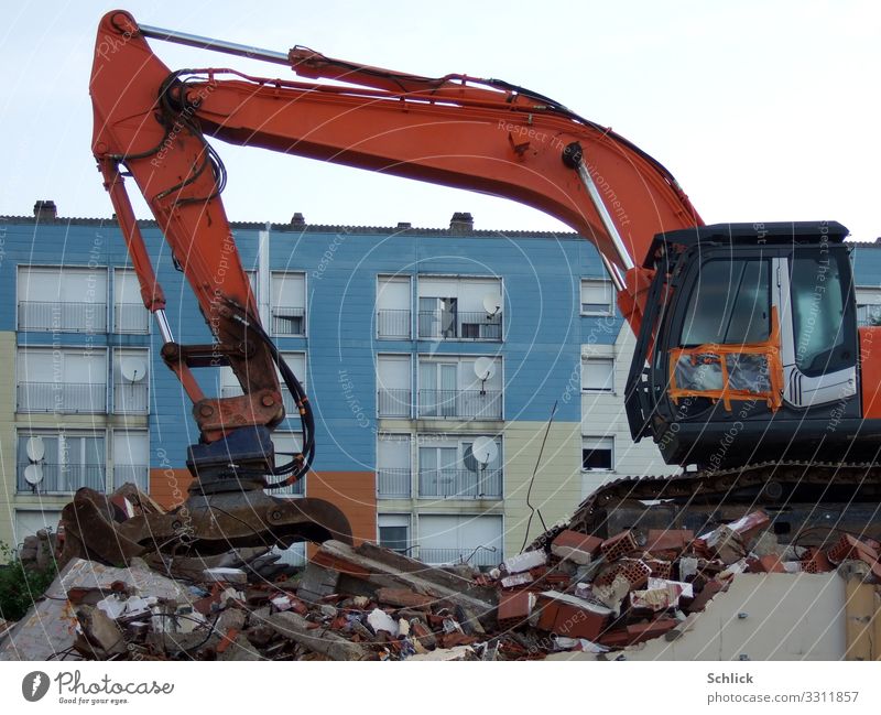 Abriss Bagger Hochhaus Gebäude Fassade Fenster Arbeit & Erwerbstätigkeit blau rot schwarz weiß Zerstörung abrissreif Abbruch Rückbau Demolierung Bau Hochbau