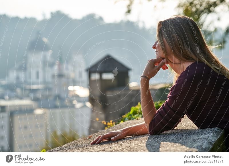 Tourist in Salzburg genießt das Panorama Lifestyle elegant schön Haare & Frisuren Ferien & Urlaub & Reisen Tourismus Sightseeing Mensch feminin Junge Frau