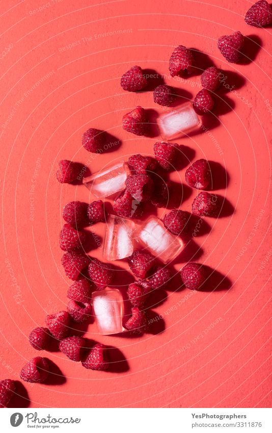 Frische Himbeeren und Eiswürfel. Beeren-Limonade-Zutaten Frucht Süßwaren Ernährung Frühstück Gesunde Ernährung Schönes Wetter frisch obere Ansicht Hintergrund