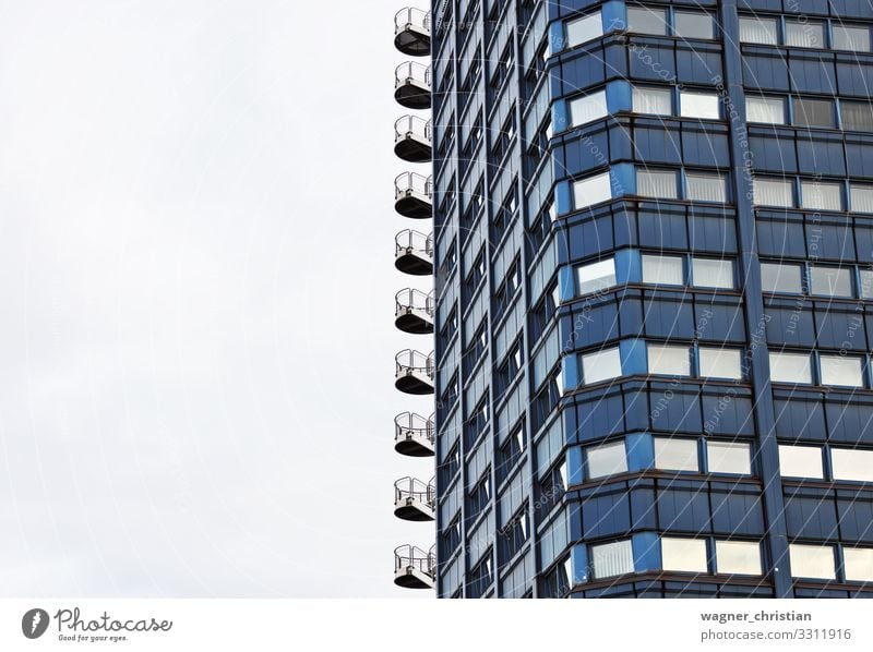 Exit Arbeitsplatz Büro hässlich Stadt Vertrauen Sicherheit Schutz Notausgang Gebäude Außentreppe Treppe Fenster Bürogebäude industriell funktionell Farbfoto