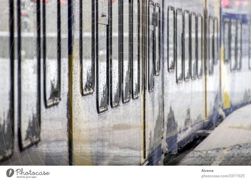 Einsteigen bitte! Schienenverkehr Bahnfahren Eisenbahn Personenzug S-Bahn U-Bahn Schienenfahrzeug Bahnhof Bahnsteig Bewegung hell Geschwindigkeit weiß