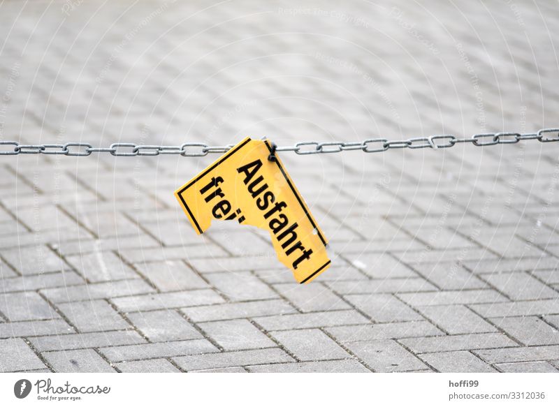 kaputtes Hinweisschild Ausfahrt freihalten Platz Einfahrt Parkplatz Autobahnausfahrt Terrasse Warnschild Schilder & Markierungen kämpfen Aggression Stadt braun