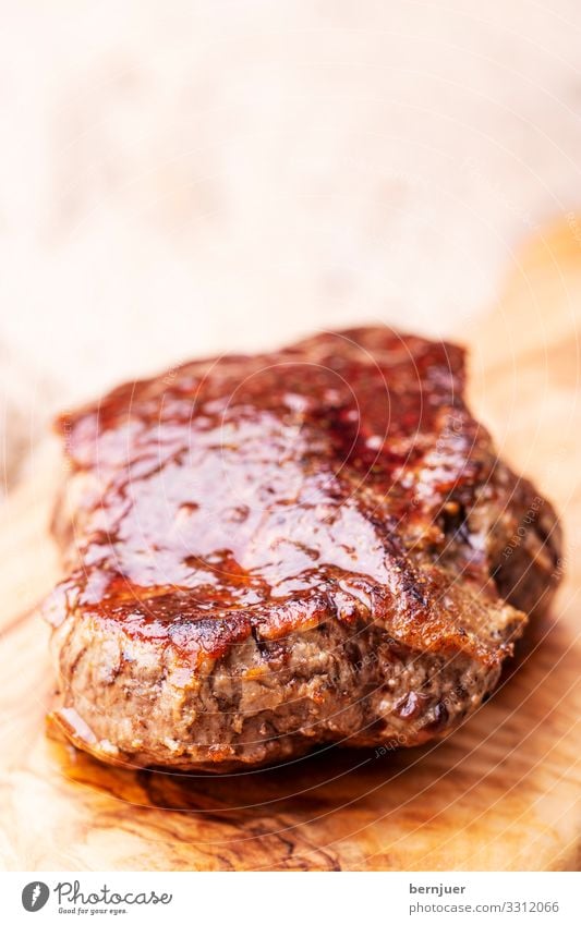 gegrilltes saftiges Steak auf Olivenholz Fleisch Kräuter & Gewürze Abendessen Medien Blatt Grill grau grün rot schwarz Rindfleisch Barbecue Tenderloin Rippen