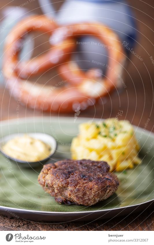 Pflanzerl Fleisch Gemüse Teller Holz grün Fleischklösse pflanzerl Kartoffelsalat Hackfleisch Rindfleisch gebraten fleischpflanzerl Essen Fleischbällchen Küche