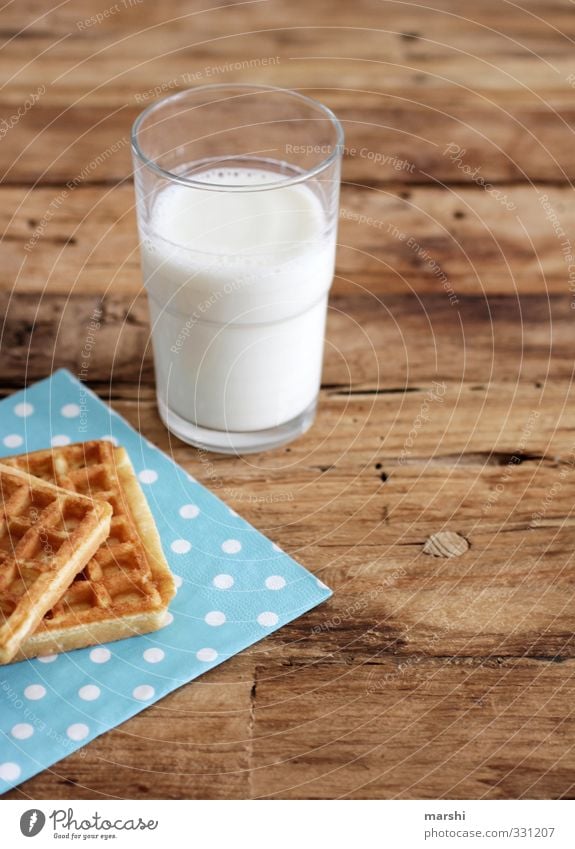 Nachmittagssnack Lebensmittel Dessert Ernährung Essen Getränk Erfrischungsgetränk Milch lecker Glas Snack Waffel Holztisch gepunktet Farbfoto Innenaufnahme Tag