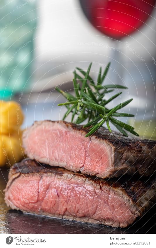 gegrilltes Steak Fleisch Abendessen Tisch Restaurant Medien Wasser Grill Holz frisch lecker saftig rosa rot Rindfleisch Rindersteak Essen Eis Glas Rotwein