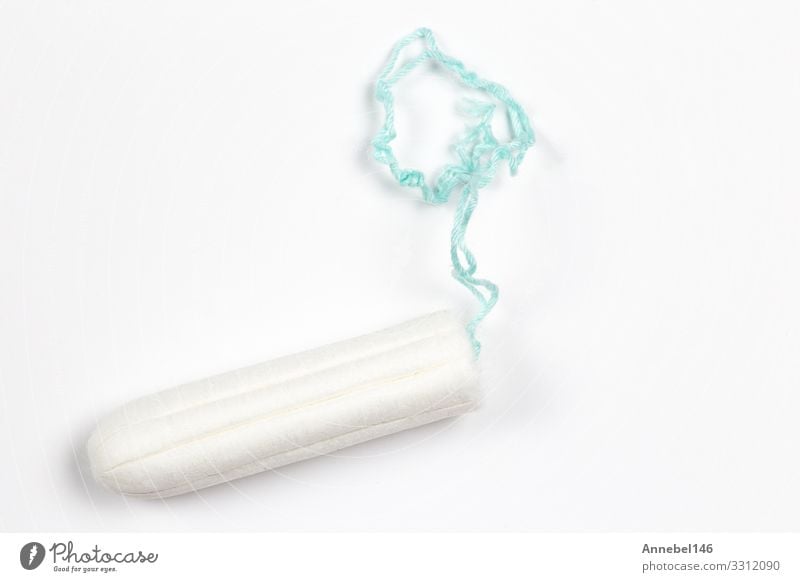 saubere Baumwolltampons isoliert auf weiß Medikament feminin Frau Erwachsene neu Sauberkeit weich Schutz Zeit Tampon Menstruation sanitär Hintergrund Schnur