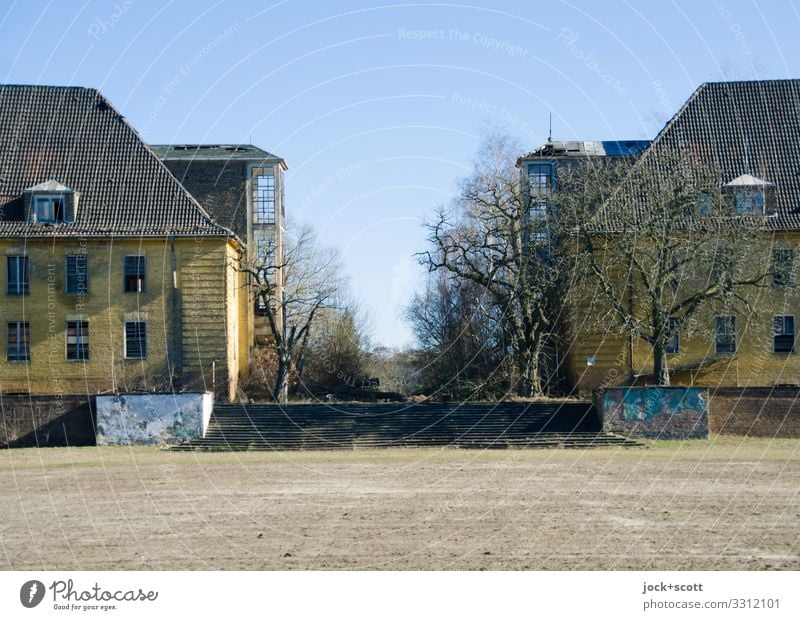 Verloren am rechten Platz Architektur lost places Wolkenloser Himmel Winter Schönes Wetter Brandenburg Militärgebäude Treppe authentisch kalt Inspiration