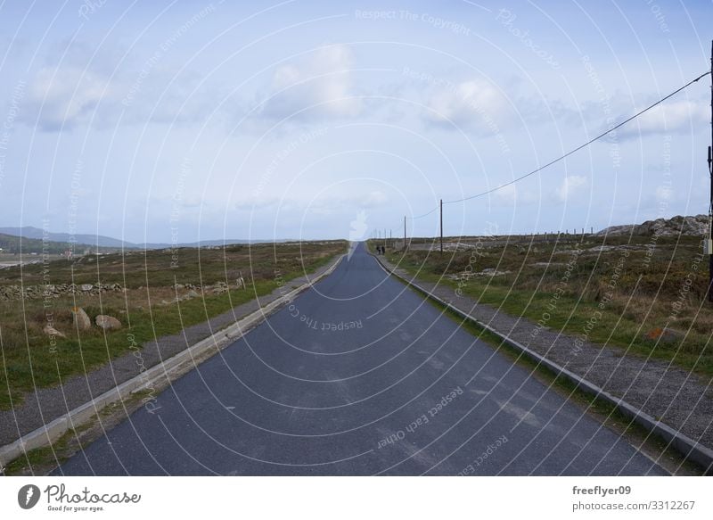 Leere gerade Straße in Galicien Ferien & Urlaub & Reisen Ausflug Natur Landschaft Himmel Wolken Verkehr Autobahn PKW Linie lang Geschwindigkeit blau