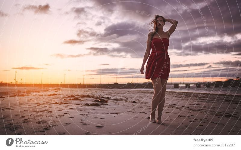 Frau im roten Kleid beim Sonnenuntergang am Strand Reichtum elegant Stil schön Wellness Erholung Duft Ferien & Urlaub & Reisen Sommer Meer Mensch feminin