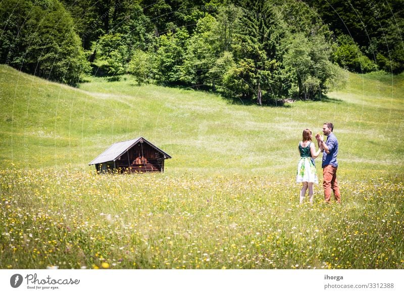 glückliche Liebhaber im Urlaub in den Alpenbergen Abenteuer Hintergrund schön heiter Landschaft Paar Europa Frau Feld Blume Wald Mädchen grün Hände Fröhlichkeit