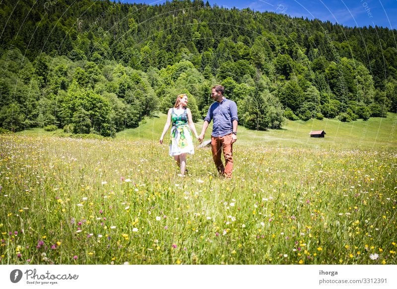 glückliche Liebhaber im Urlaub in den Alpenbergen Abenteuer Hintergrund schön heiter Landschaft Paar Europa Frau Feld Blume Wald Mädchen grün Hände Fröhlichkeit