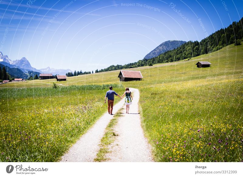 glückliche Liebhaber im Urlaub in den Alpenbergen Abenteuer Hintergrund schön heiter Landschaft Paar Europa Frau Feld Blume Wald Mädchen grün Hände Fröhlichkeit