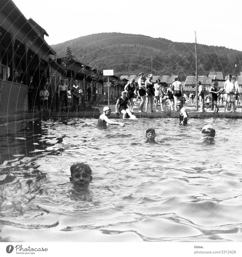 feucht & fröhlich freibad baden Badeanstalt wasser umkleidekabinen menschen spaß schwimmen erholen sport wassersport wasserbecken plantschen wellen badespaß