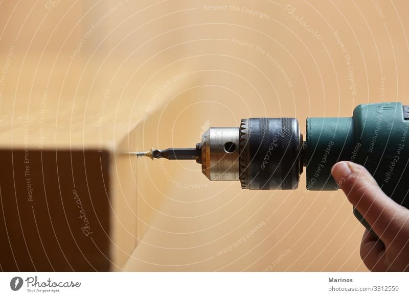 Arbeiter, der eine Schraube in einen Holztisch schraubt Möbel Arbeit & Erwerbstätigkeit Werkzeug Mann Erwachsene Hand Metall Gesellschaft (Soziologie) schrauben