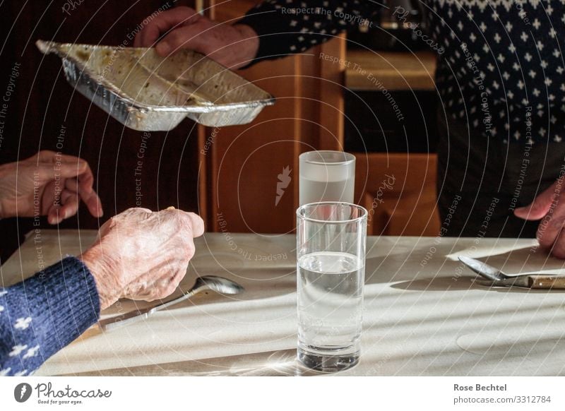 Mittagstisch Lebensmittel Suppe Eintopf Ernährung Essen Mittagessen Getränk trinken Trinkwasser Schalen & Schüsseln Aluminiumbehälter Häusliches Leben Wohnung