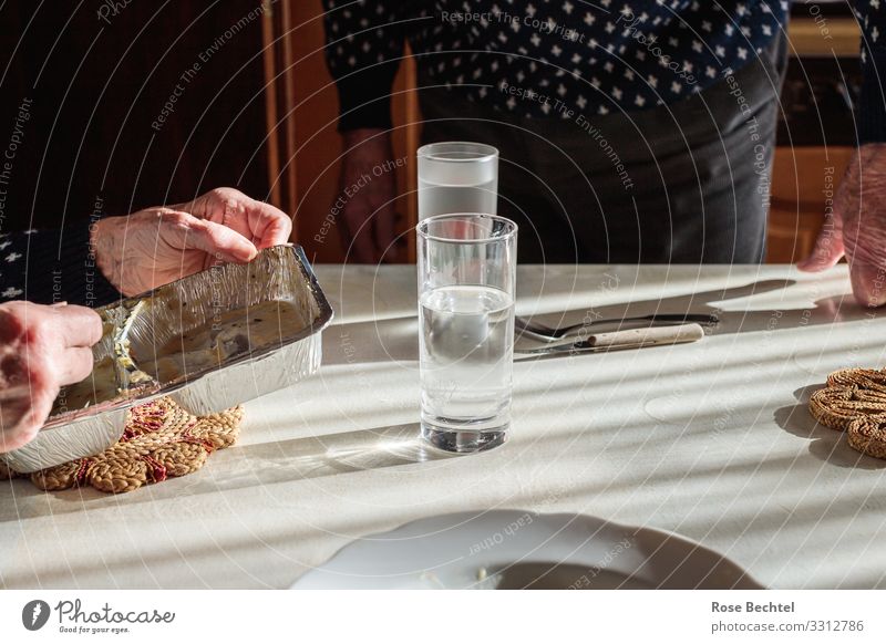 Mittagstisch Suppe Eintopf Ernährung Essen Mittagessen Fertigessen Getränk Erfrischungsgetränk Trinkwasser Teller Schalen & Schüsseln Aluminiumbehälter