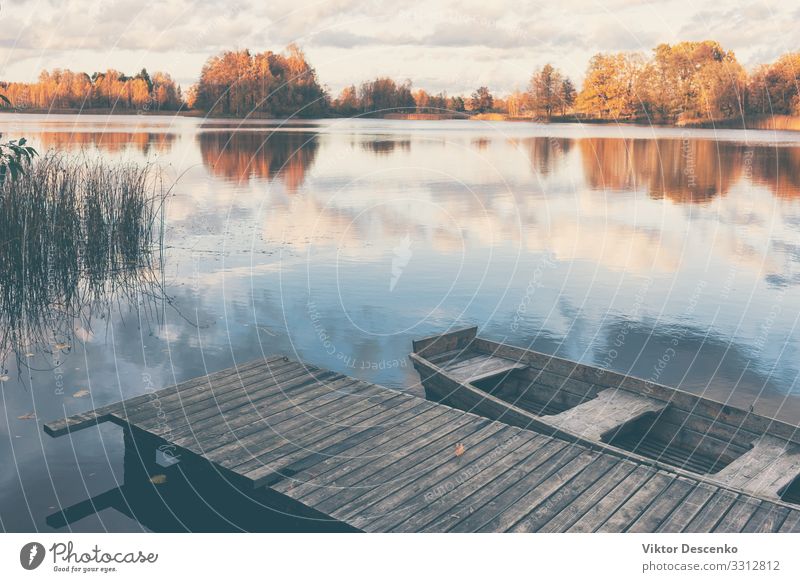 Holzboot an der Mole auf dem See schön Erholung Ferien & Urlaub & Reisen Tourismus Sommer Sonne Tapete Natur Landschaft Horizont Herbst Baum Park Küste Brücke