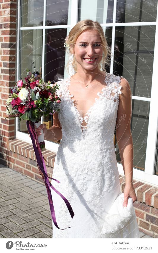 Die Braut Feste & Feiern Hochzeit Mensch feminin Junge Frau Jugendliche Erwachsene Partner Leben Körper Arme Hand 1 18-30 Jahre Mauer Wand Fassade Fenster Mode