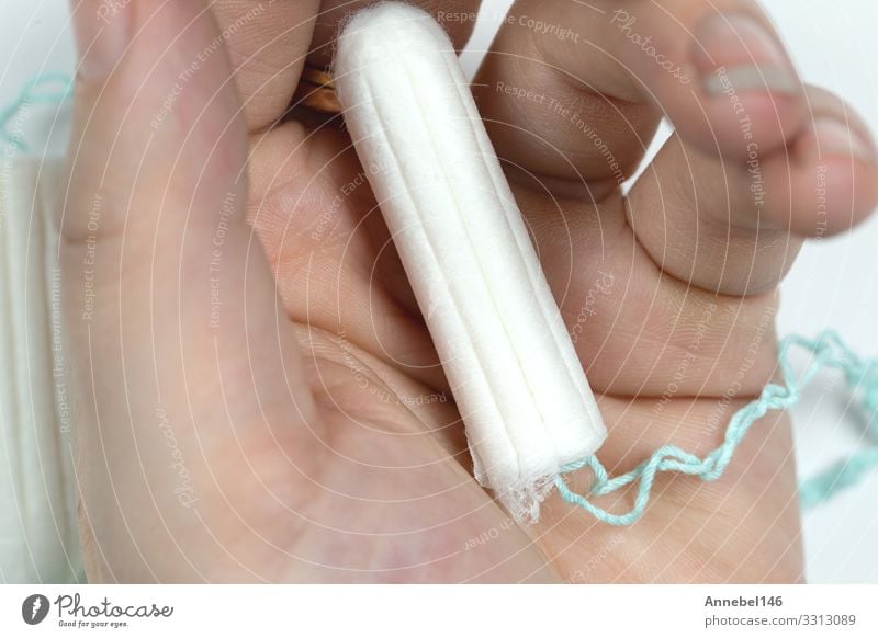 Weißer, sauberer Tampon an der Hand der Frau isoliert schön Körper Medikament Mensch feminin Erwachsene Zeitung Zeitschrift Sauberkeit weiß Schutz Hintergrund