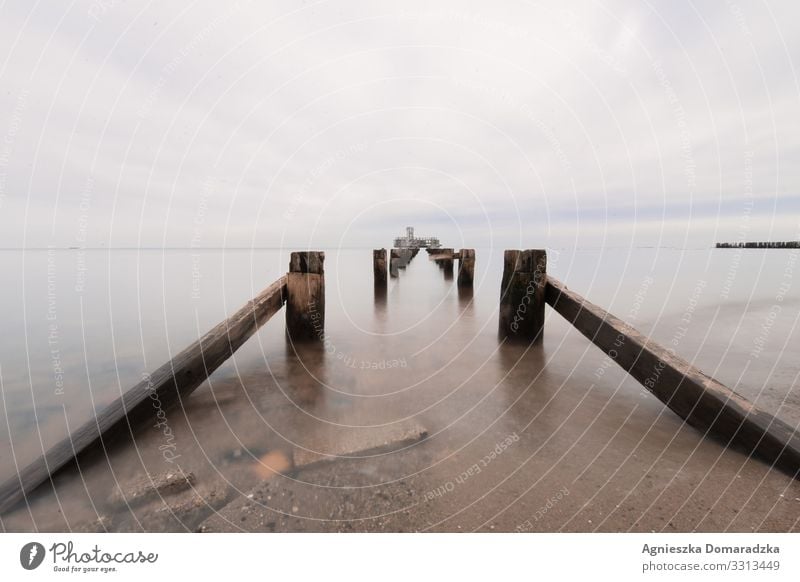 Buhne Torpedo Torpedostation Gdynia Gdingen Ostsee Baltic Sea Baltikum Meer Hexengrund Pfeiler Holz Wasser Strand Beach Wolken Cloudy Clouds Norden Polen Wellen