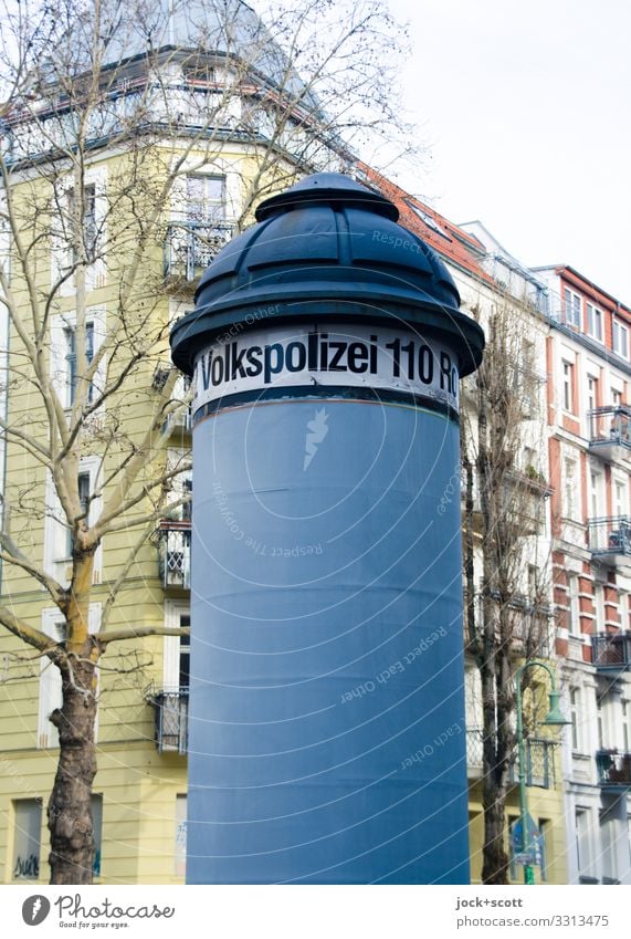 Volkspolizei geschriebenes an Litfaßsäule Werbebranche Winter Baum Prenzlauer Berg Fassade Ziffern & Zahlen Hinweisschild authentisch historisch innovativ