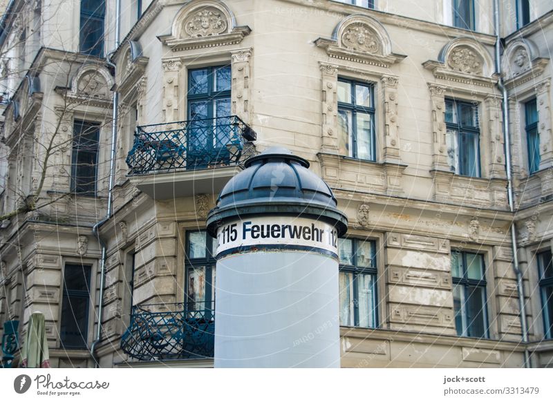 Feuerwehr geschriebenes an Litfaßsäule Werbebranche Prenzlauer Berg Fassade Balkon Fenster Ziffern & Zahlen Hinweisschild authentisch historisch Originalität