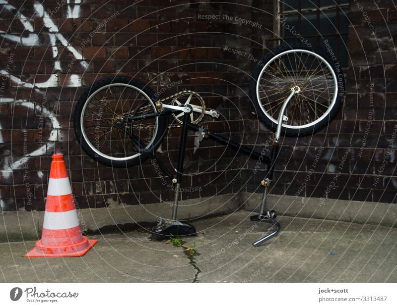 wer hat am Rad gedreht ? Design Prenzlauer Berg Wand Hinterhof Verkehrsleitkegel Graffiti dunkel trist Stimmung Sicherheit Idee Problemlösung Mountainbike