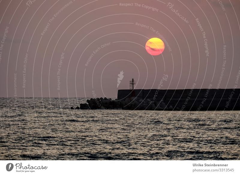 Untergehende Sonne im Hafen von Bosa Marina, Sardinien Bosamarina Meer Küste Mole Hafeneinfahrt Abend Abendstimmung Wasser Mittelmeer Kugel rund Stille Wellen