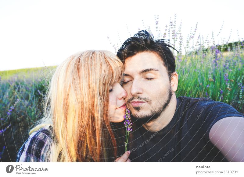 Echtes junges Paar bei einem sonnigen Tag Lifestyle Glück schön Gesicht Leben Sonne Mensch maskulin feminin Frau Erwachsene Mann Familie & Verwandtschaft