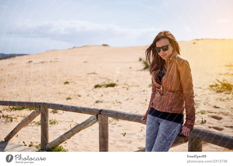 Junge Frau in den Dünen von Corrubedo corrubedo Dunes Sand Strand Sommer Natur Galicia Küste Küchenkräuter Tourismus agua Spaziergang Ansicht Hintergrund Madera