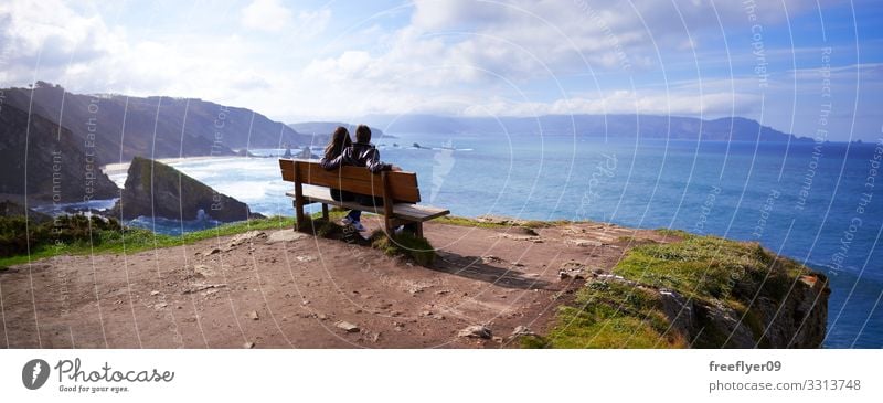 Panoramablick auf ein Paar auf der besten Bank der Welt panoramisch Landschaft Loiba Galicia natürlich Sommer Wasser Natur Ansicht schön Insel Fischen wachsen