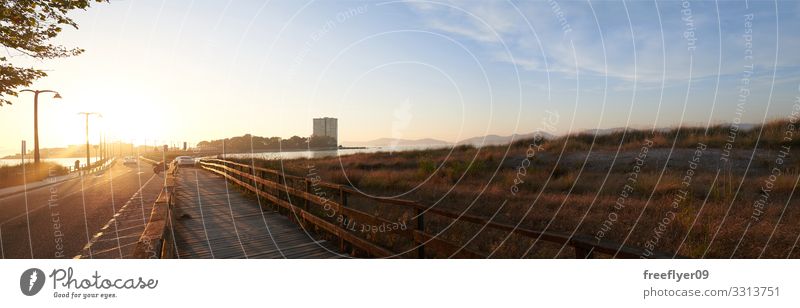 Panoramablick auf einen galicischen Strand Vigo Vao Toralla panoramisch Landschaft Dekoration & Verzierung Sommer Sonnenlicht Dunes Flora Insel Brücke Galicia