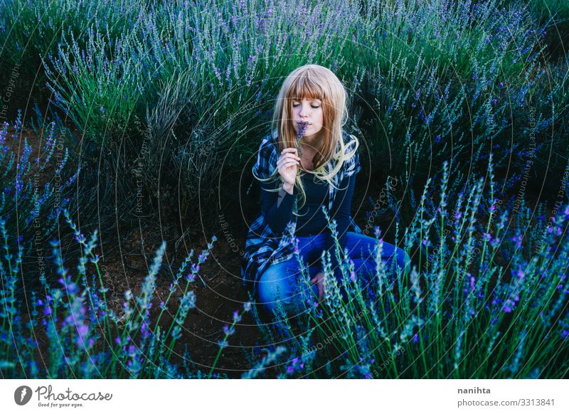 Junge blonde Frau allein in einem Lavendelfeld jung Natur Leben Garten Gartenarbeit Parfüm Frühling Blumen Feld lieblich Freiheit offen wirklich echte Frau