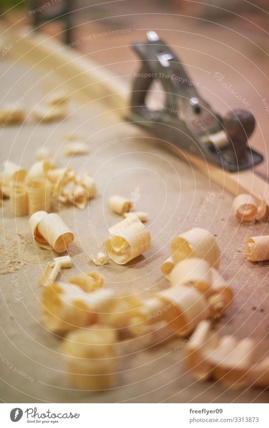 Holzspäne in einer Schreinerei Zimmerer Werkzeug Werkzeuge Objekt Objekte Holzbearbeitung Holzarbeiten Chip Werkstatt Wald hart Staubwischen Nutzholz Kiefer