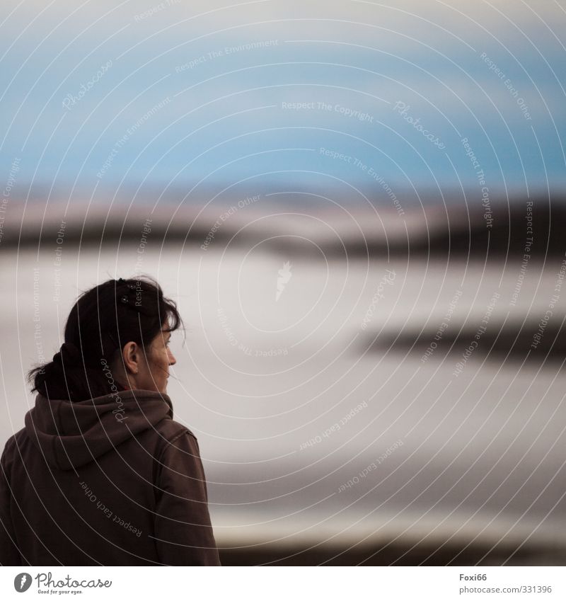 Moment der Ruhe feminin Frau Erwachsene 1 Mensch 30-45 Jahre Luft Himmel Wolken Sommer Küste Fjord Unendlichkeit blau braun schwarz weiß ruhig Fernweh