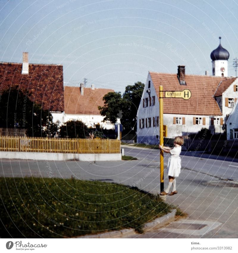 Kraftpost | Geschriebenes feminin Mädchen 1 Mensch Wiese Kleinstadt Stadtzentrum Haus Kirche Verkehrswege Öffentlicher Personennahverkehr Busfahren Straße