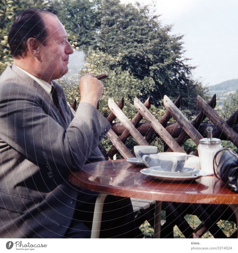 Wolke 7 Gastronomie Biergarten Tisch Geschirr Tasse Zuckerdose Zaun maskulin Mann Erwachsene 1 Mensch Landschaft Schönes Wetter Anzug Handtasche Zigarre brünett