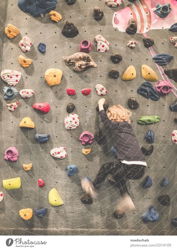 Kletterhalle Kind klettern Klatterhalle Indoor Sport Bouldern Freizeit & Hobby Klettern Bergsteigen Fitness Lifestyle Kraft Felsen hängen stark greifen üben